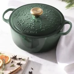 Promo ???? Le Creuset 4.5 Qt. Signature Dutch Oven | Noel (Artichaut) ???? -Le Creuset Shop rs17644 22 lca q4 noelchristmastreerdo vert ret